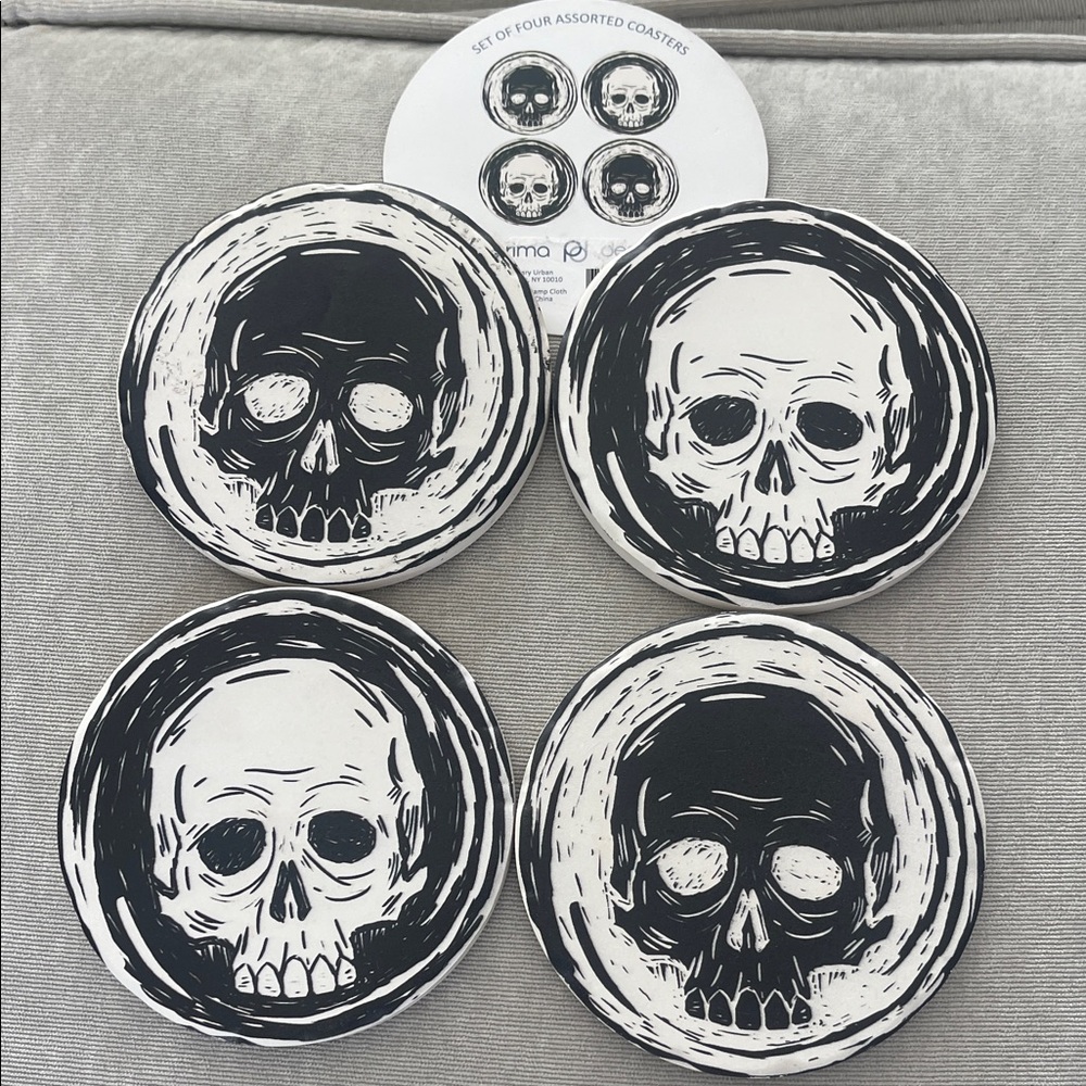 ❤️NEW!!!❤️ Set of 4 assorted Skull Coaster Set Black & White.